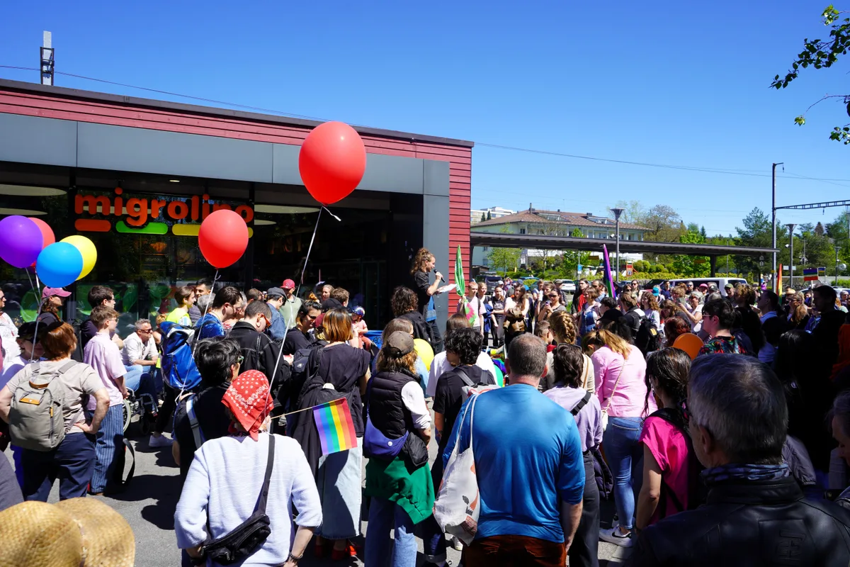 Man sieht Personen an einer Demonstration versammelt.